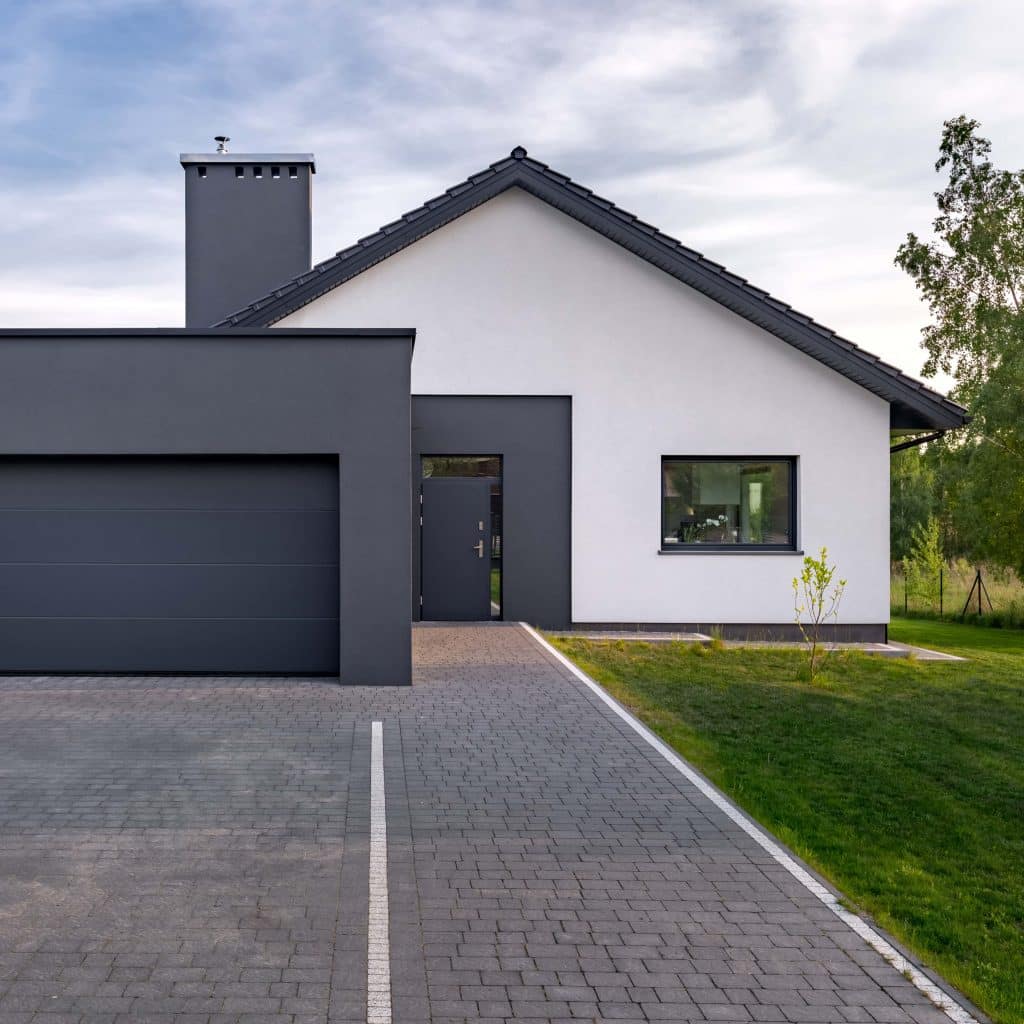 maison moderne avec crépi blanc et noir