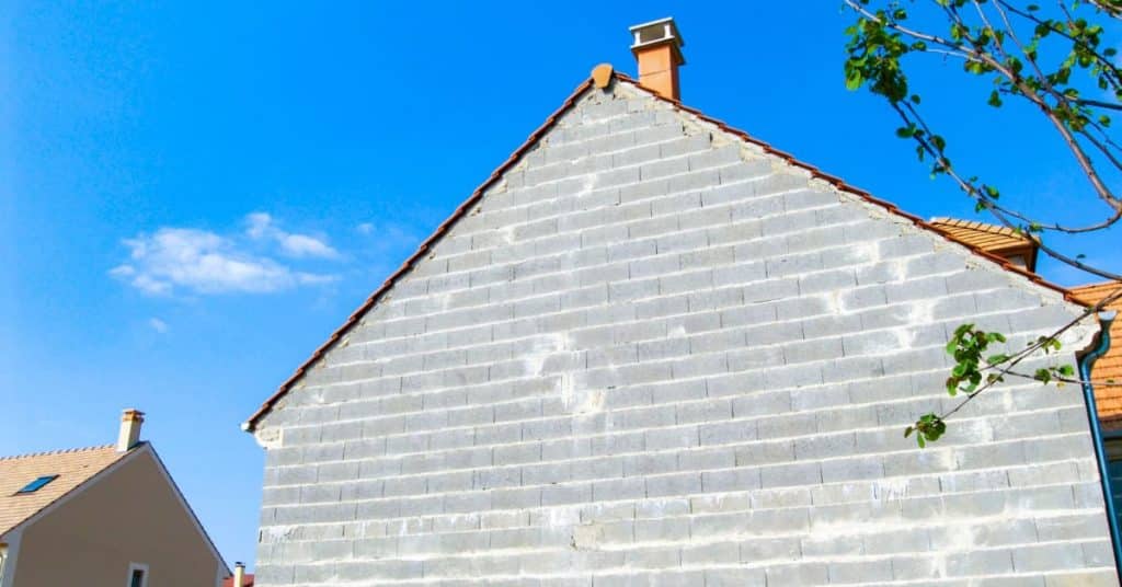 façade de maison en parpaing