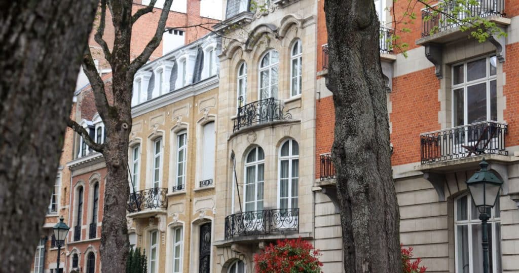 facades de maison bruxelleoise avec des chassis de tailles et de formes différentes