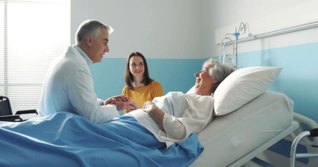 Une famille à l'hôpital discute du prix d'une hospitalisation