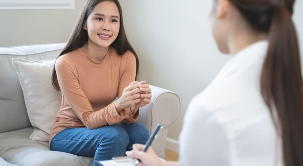 Femme en consultation chez une psychologue