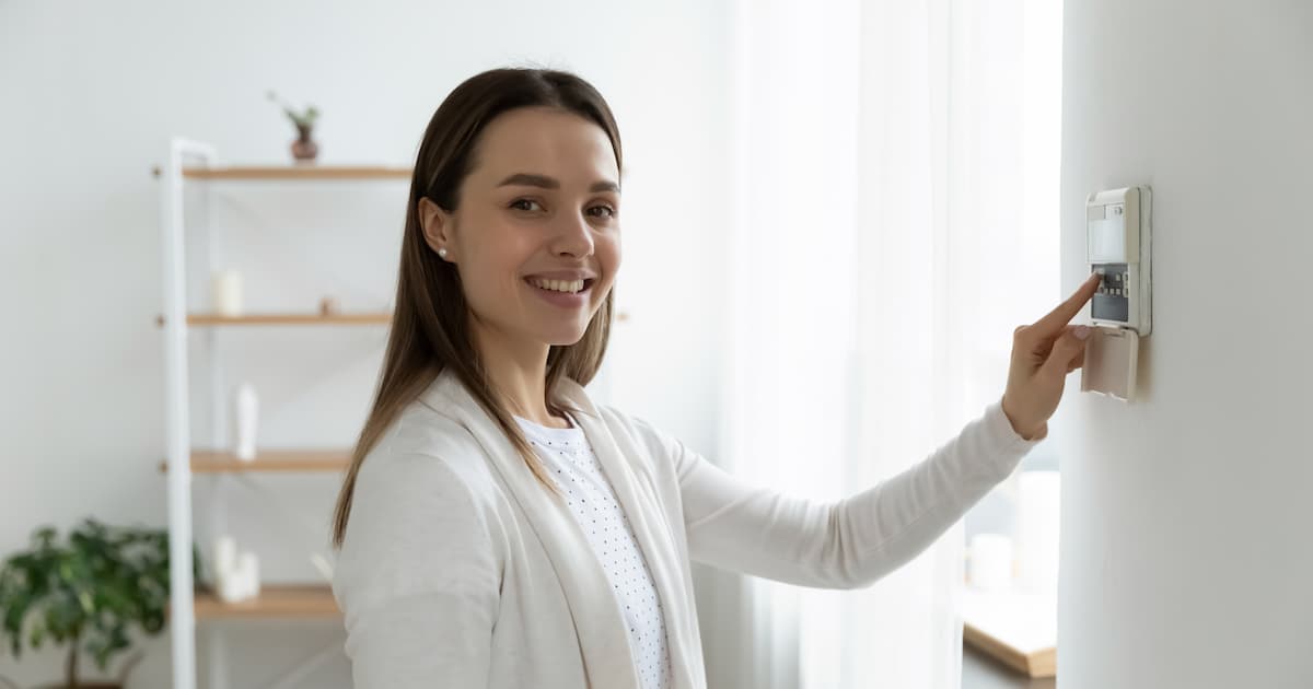 Femme en train de régler la climatisation