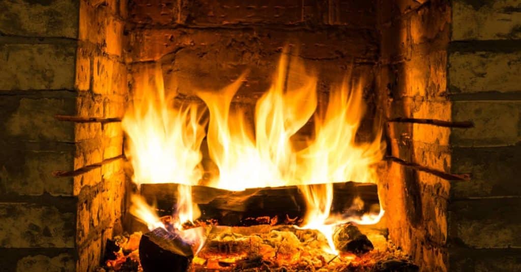 Foyer de cheminée avec buche en combustion