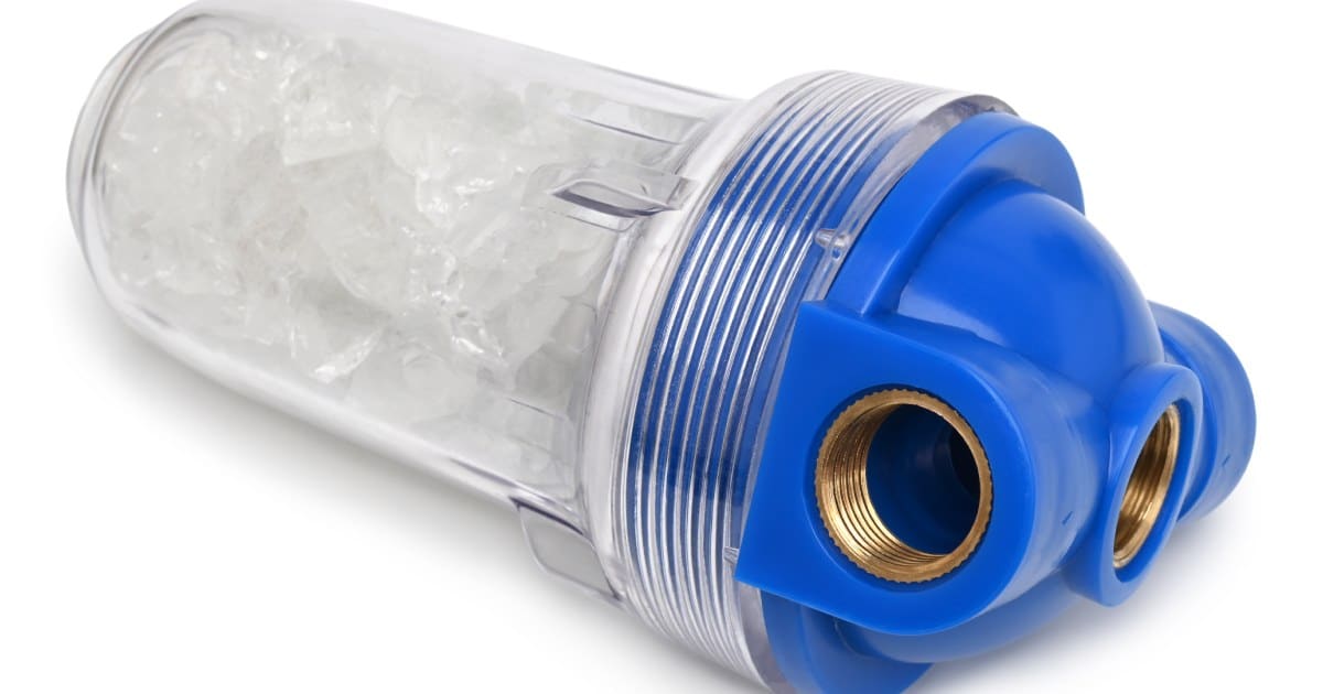 Filtre polyphosphate sur le côté et sur un fond blanc.