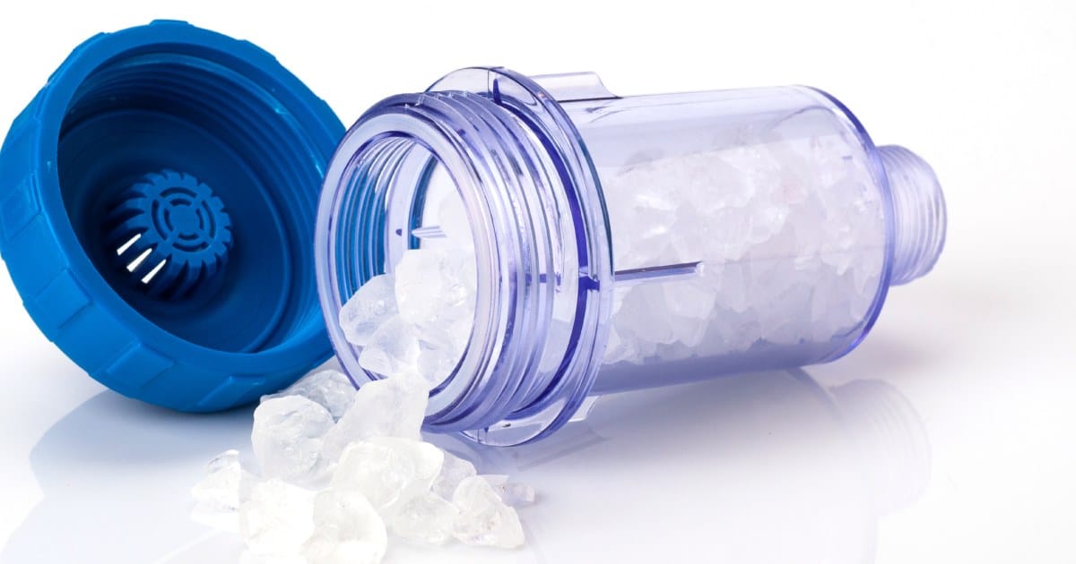 Filtre polyphosphate vu de près sous un fond blanc.