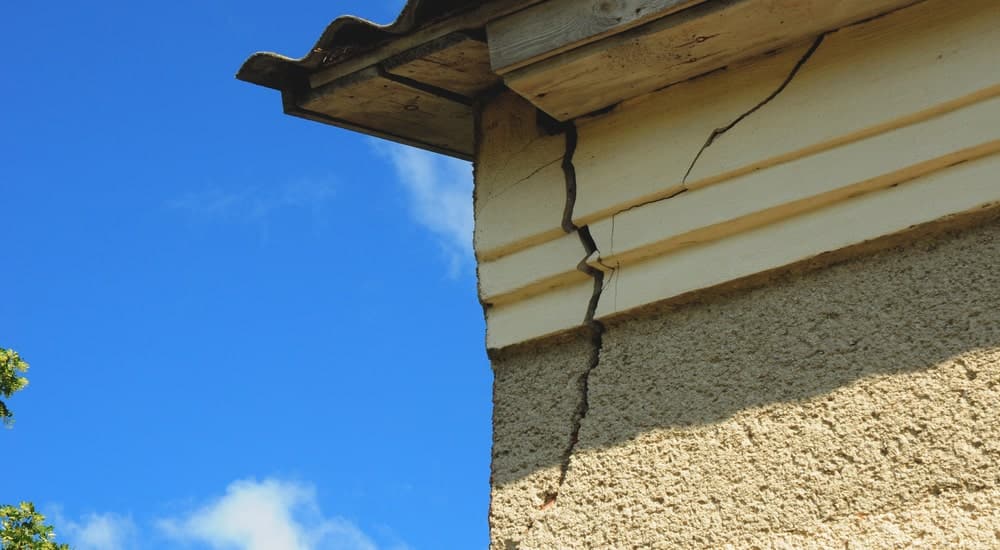 Fissure partant du toit vers le mur