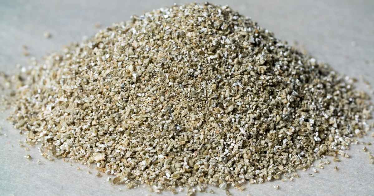 Tas de granulés de vermiculite en vrac