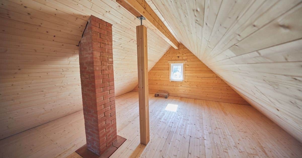 Grenier d'une habitation vide.