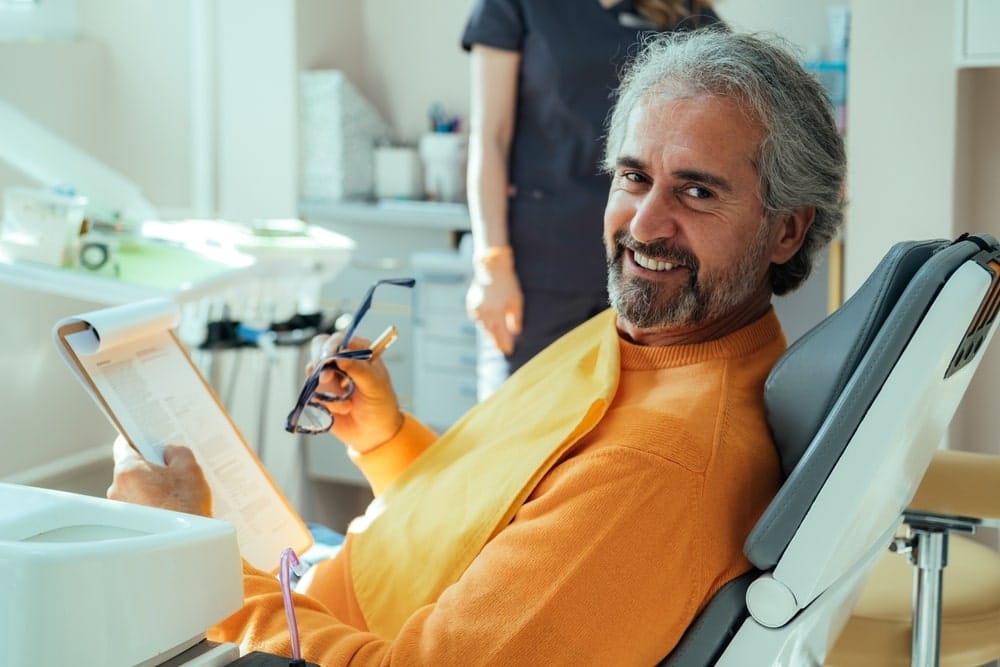 Homme cinquantaine chez le dentiste
