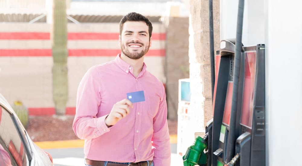 Un homme qui utilise une carte Fleetpass