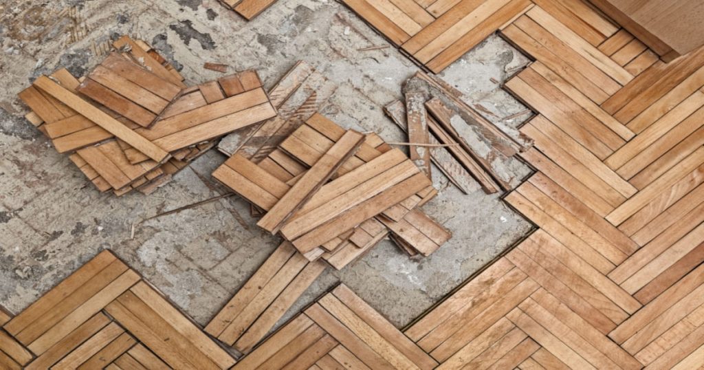 Un parquet en bois massif est installé sur un sol adapté et non humide. 