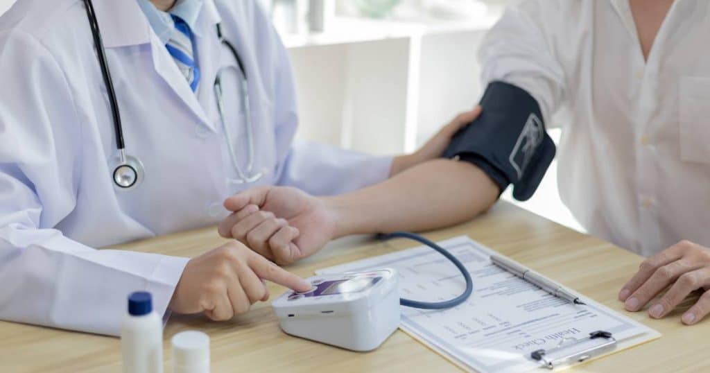 Personne hypertendue chez le médecin et consommation d'eau adoucie.