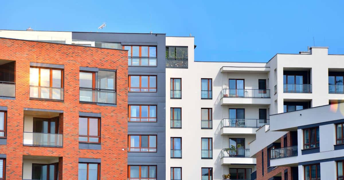 Appartements dans un complexe résidentiel. Structure de logement à la maison moderne. Architecture pour investissement immobilier. et les détails d'architecture. Musique urbaine abstraite - fenêtres de l'immeuble.
