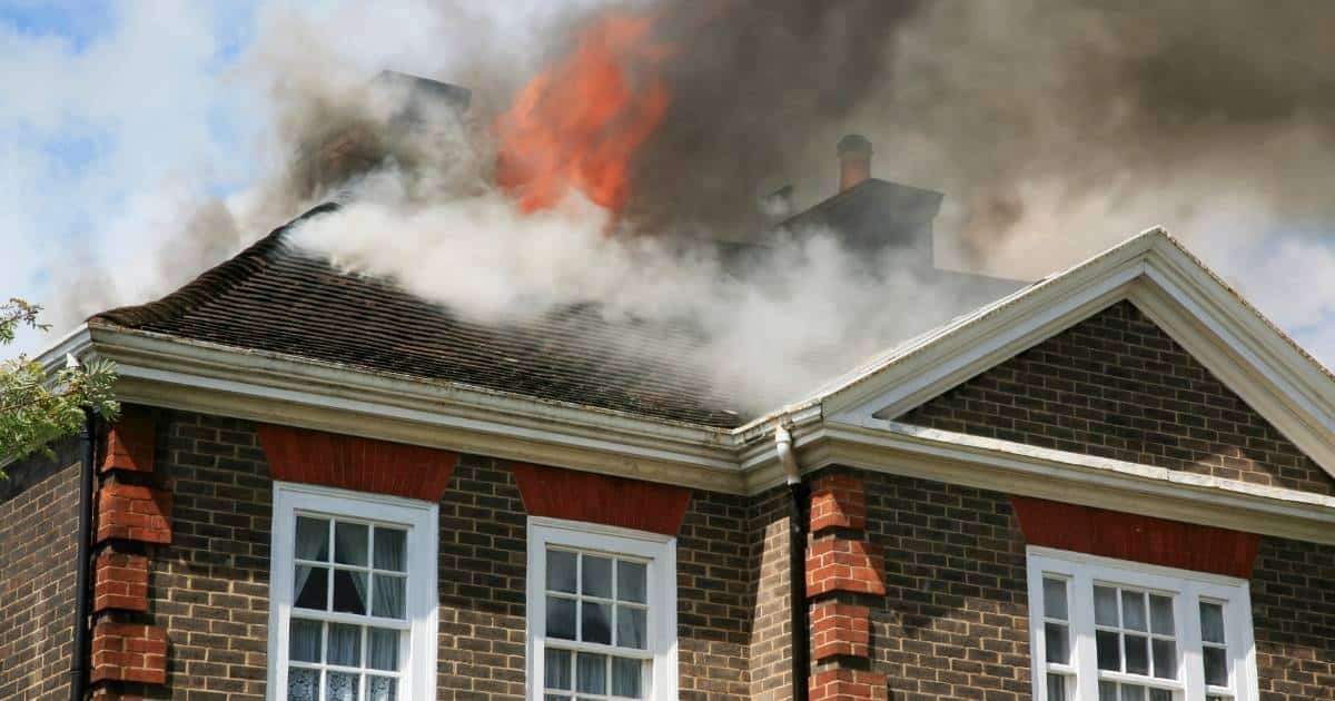 Incendie de la toiture d'une maison avec fumée et flammes