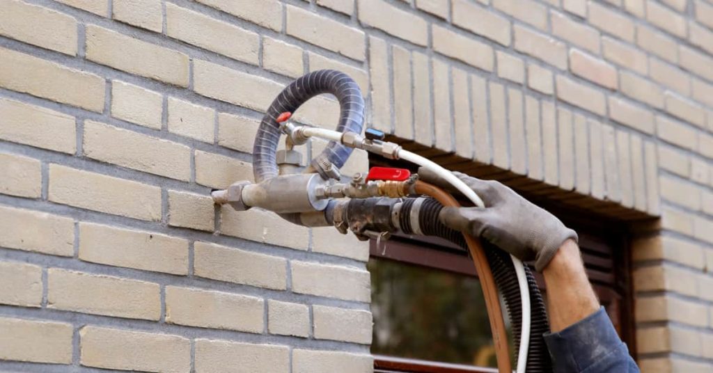 Injection de polystyrène dans un mur extérieur