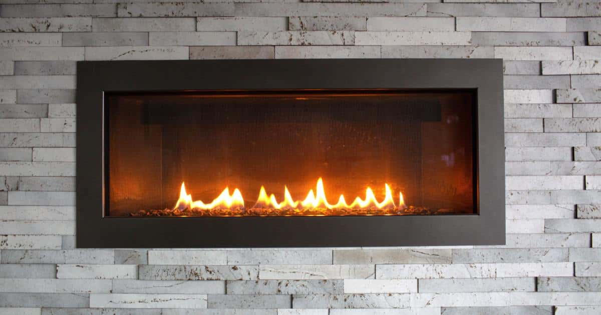 Cheminée avec insert dans le salon d'une maison en Belgique.