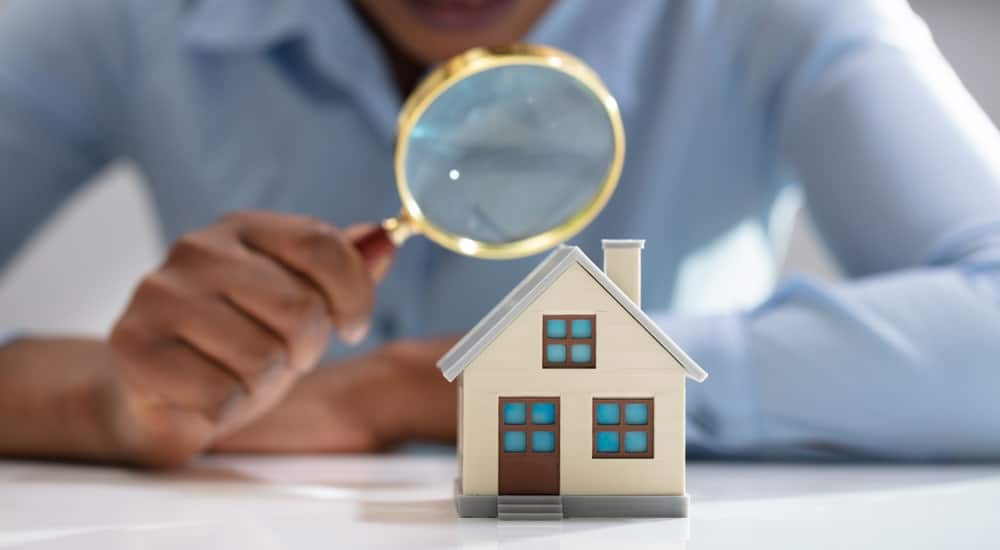 Miniature d'une maison inspectée à la loupe