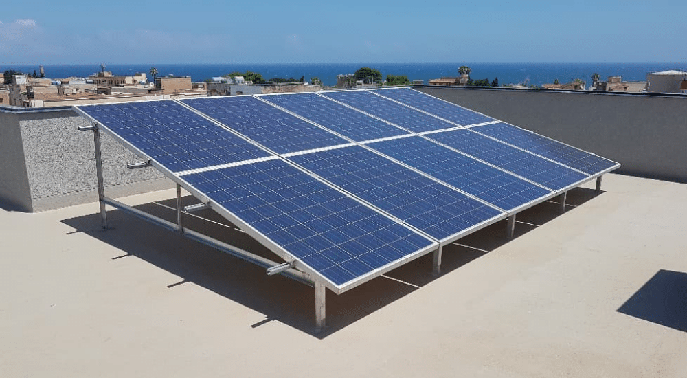 panneaux solaires installés sur un support et se trouvant sur un toit plat 
