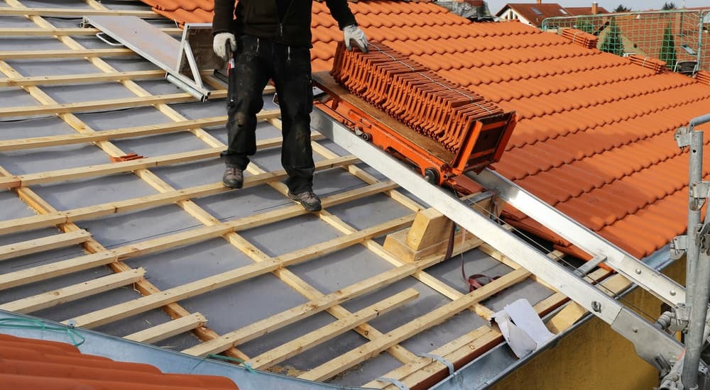Comment se passe l'installation d'une toiture en tuiles ?