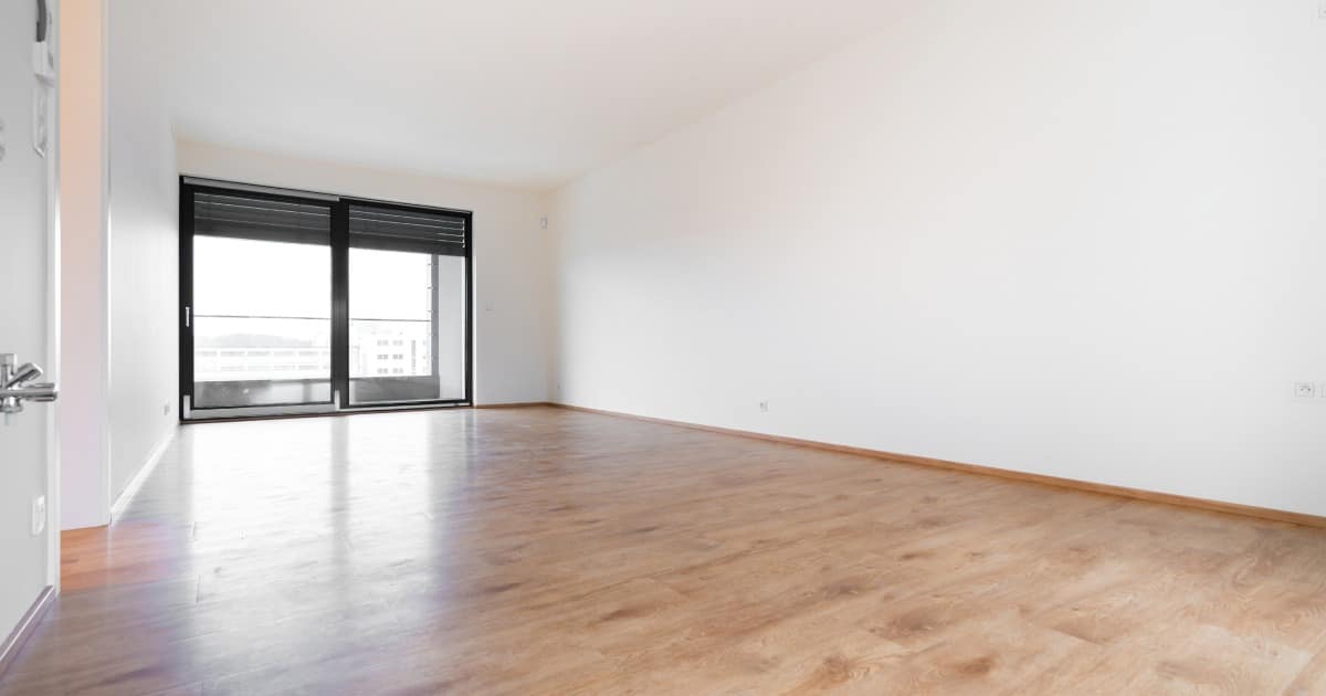 Intérieur d'un appartement aux murs blancs complètement vide.