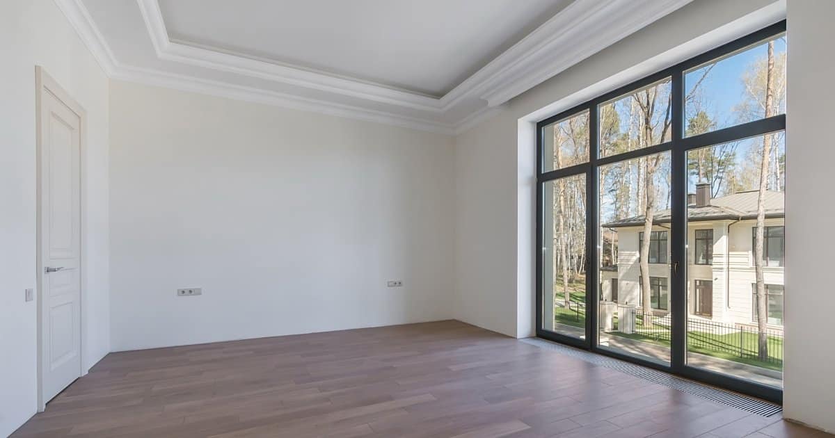 Intérieur d'une maison entièrement vide.