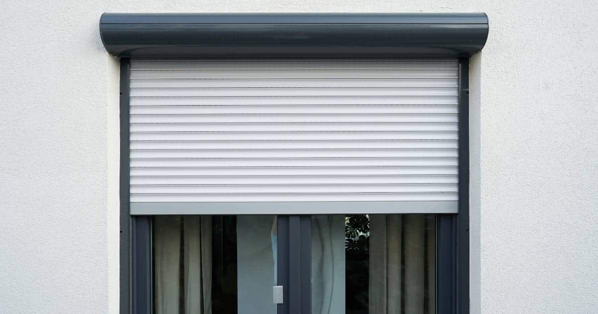 Fenêtre avec volet et rideaux isolants