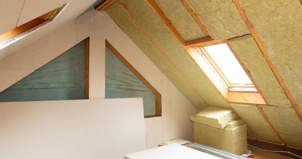 Grenier avec blocs d'isolation sous le toit, à l'intérieur.