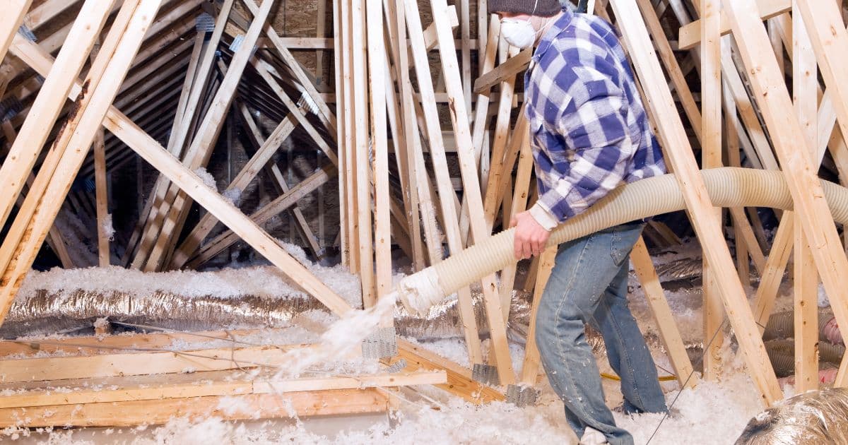 Isolation avec ouate de cellulose dans les combles perdus.