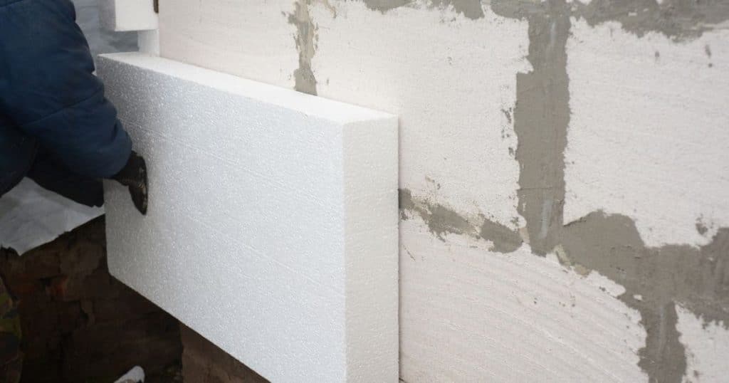 Panneau isolant en polystyrène extrudé posé sur un mur