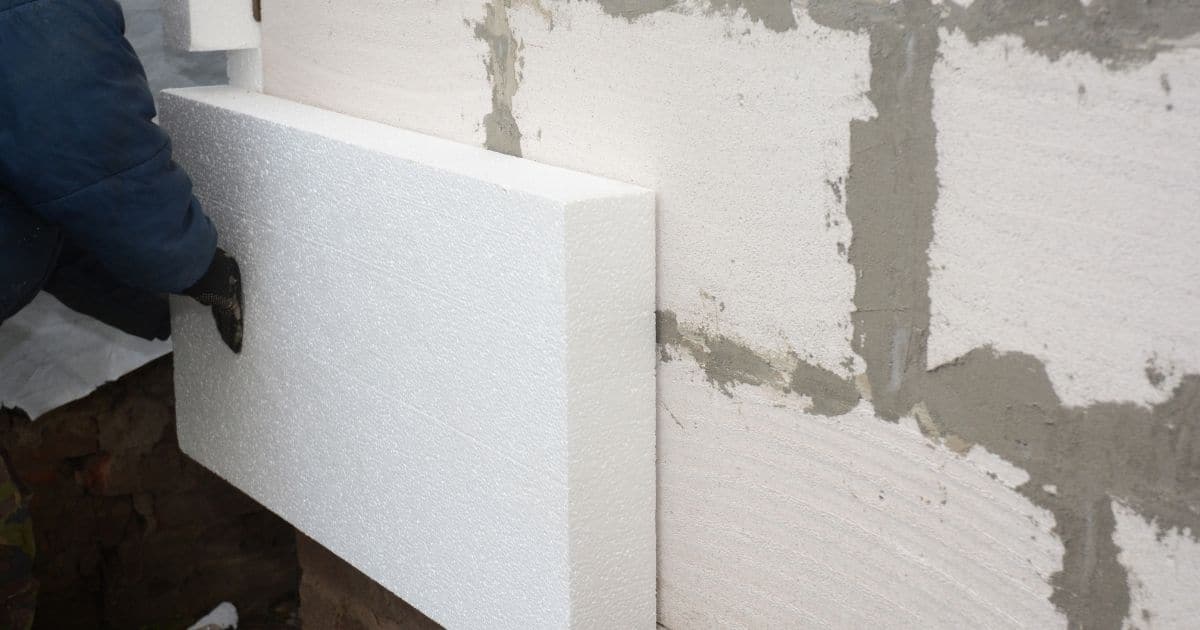 Panneau isolant en polystyrène extrudé posé sur un mur
