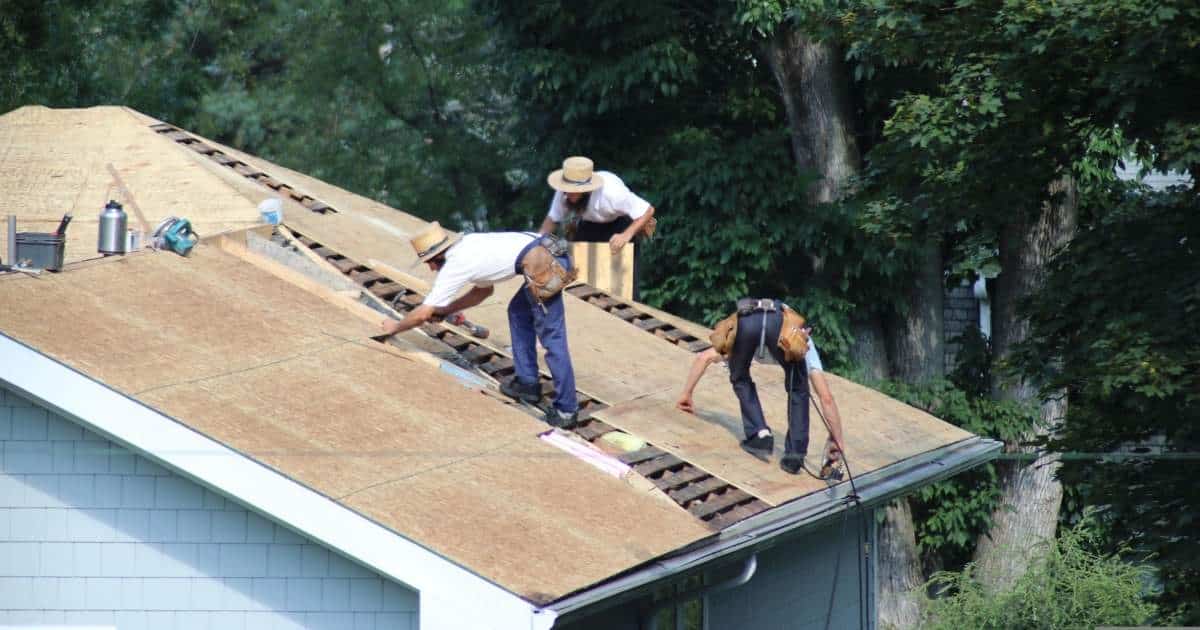 3 hommes en train d'isoler une toiture par l'extérieur