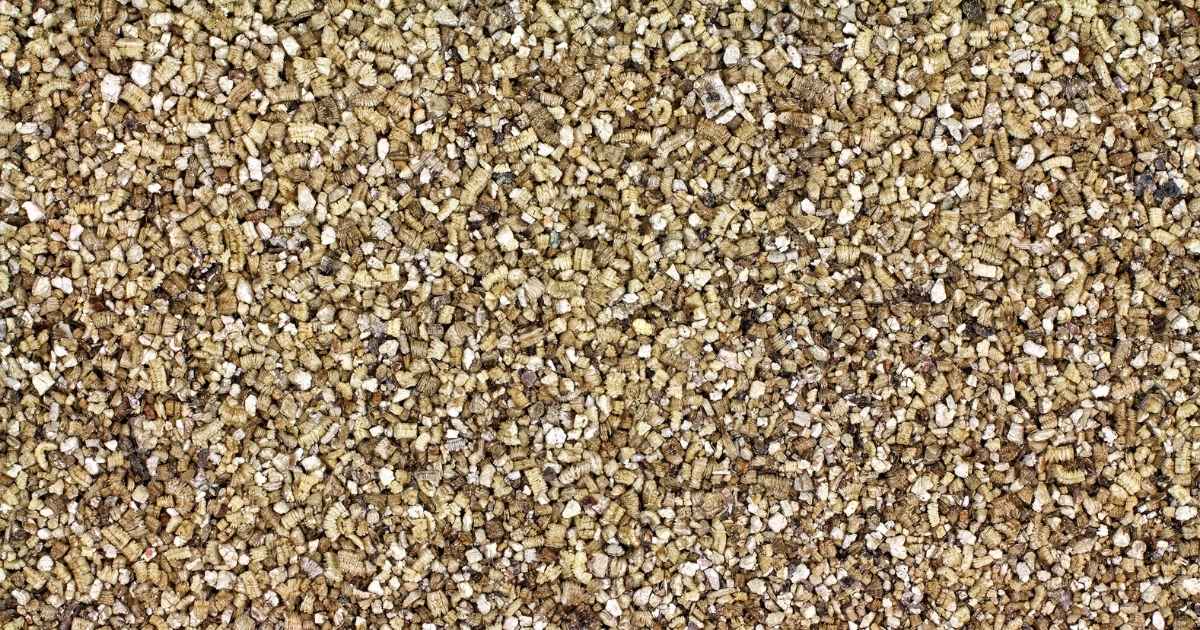Granulés de vermiculite en vrac remplissant toute l'image