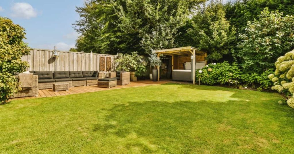 jardin aménagé avec coin salon