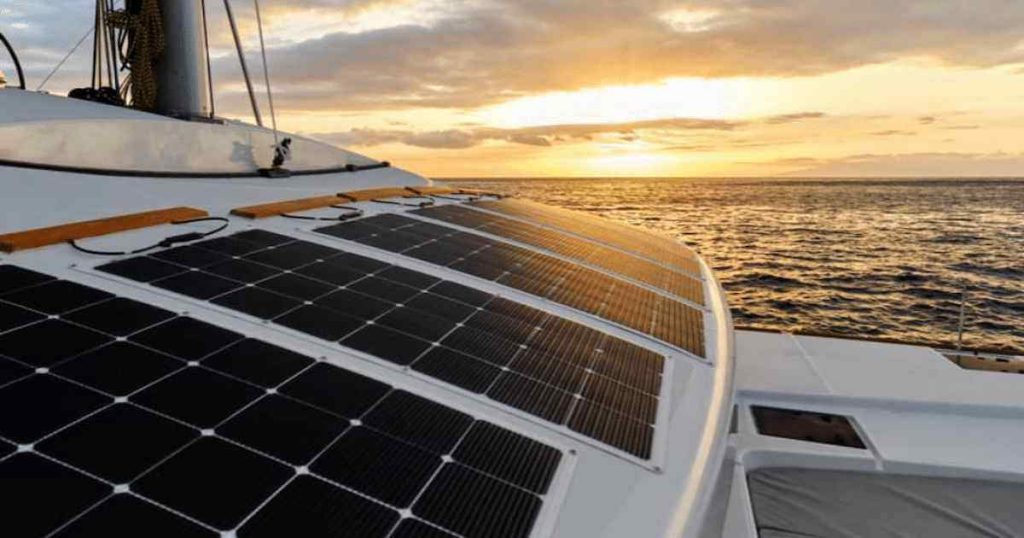 Panneaux solaires à l'arrière d'un bateau