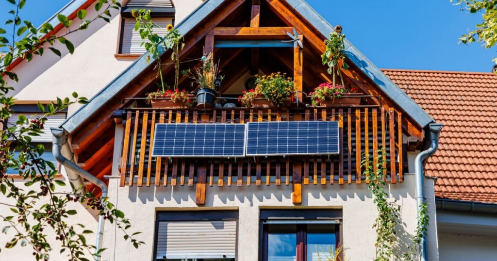 Des panneaux solaires plug and play installés sur le balcon d'une maison. 