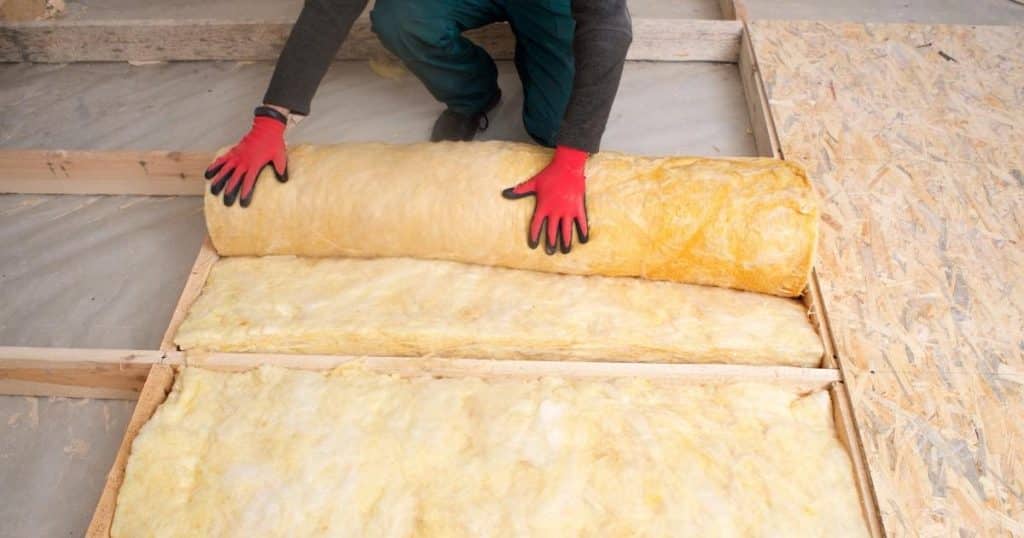 Panneaux souples de laine de bois pour isolation, installés par un professionnel 