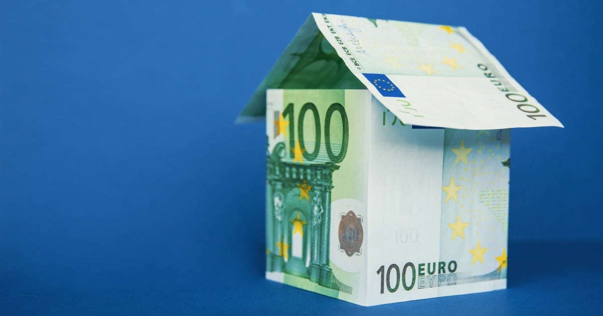 Maison faites en billets de 100 euros pour représenter la prime énergie.