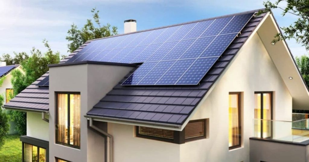 grande maison avec panneaux solaires 