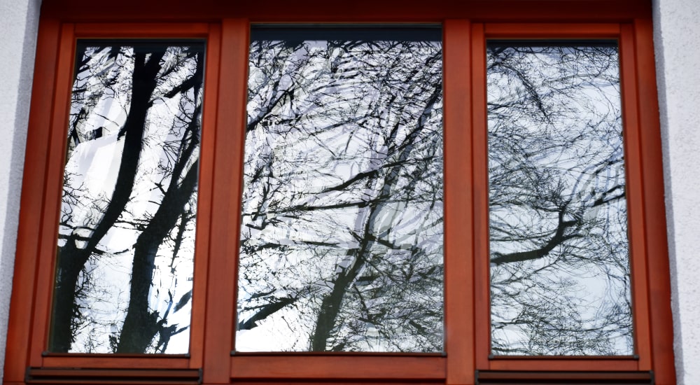 Fenêtre en bois avec mur blanc