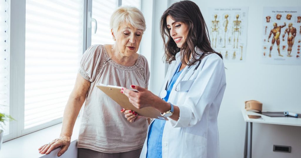 Medecin qui montre des résultats à une patiente agée