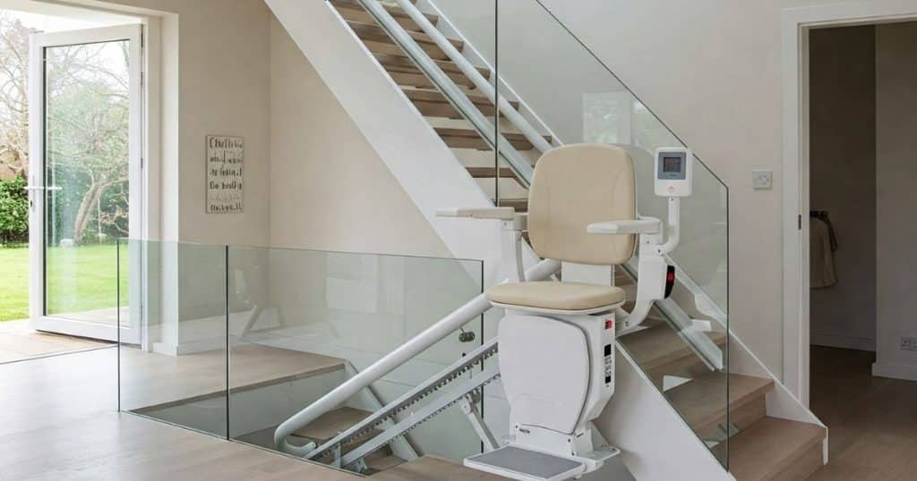 monte-escalier dans une maison moderne avec rail électrique et protection en verre