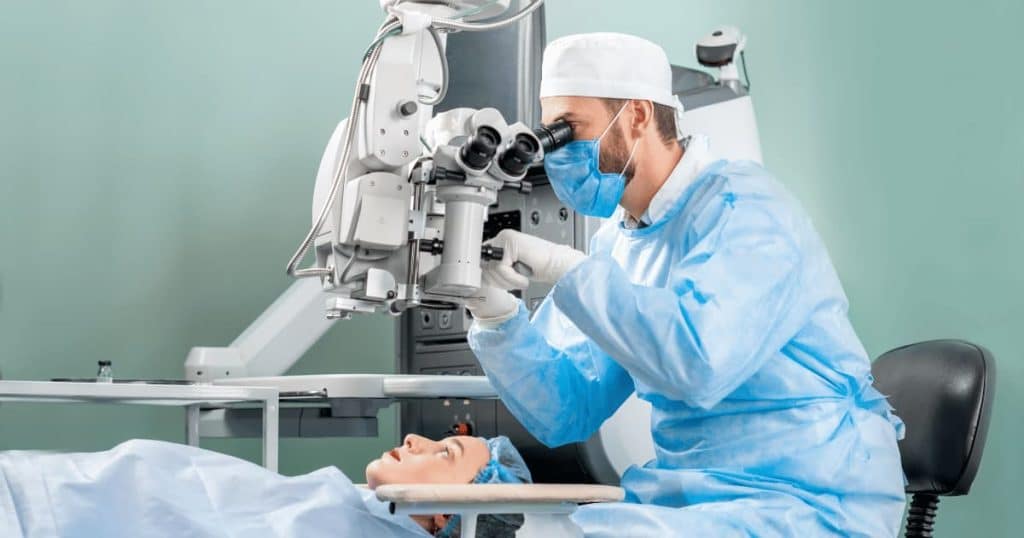 Médecin entrain de soigner les yeux d'une patiente 