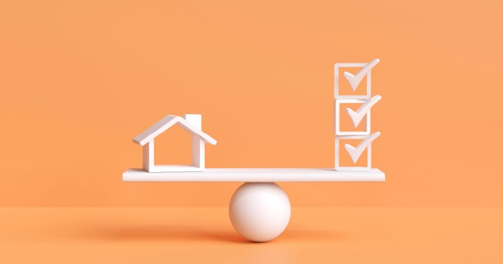 Un schéma représente une planche en équilibre sur une sphère avec d'un côté une maison et de l'autre des cases de critères cochées. 