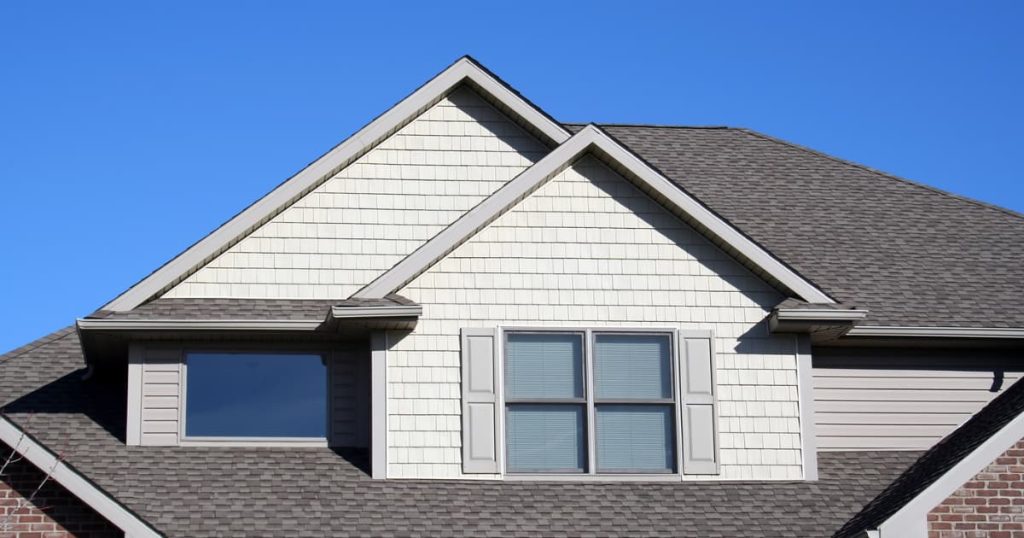 toiture d'une maison sous ciel bleu