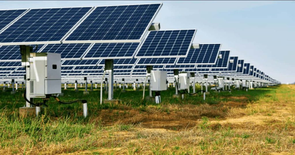 Plusieurs panneaux solaires sont régis par un onduleur central. 