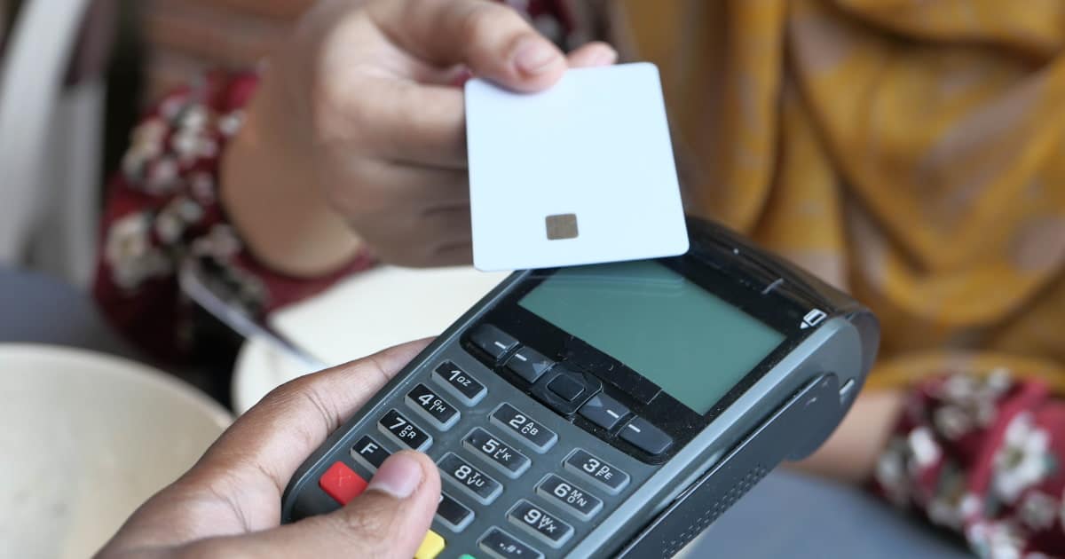 Paiement sans contact avec une carte sur un terminal de paiement.