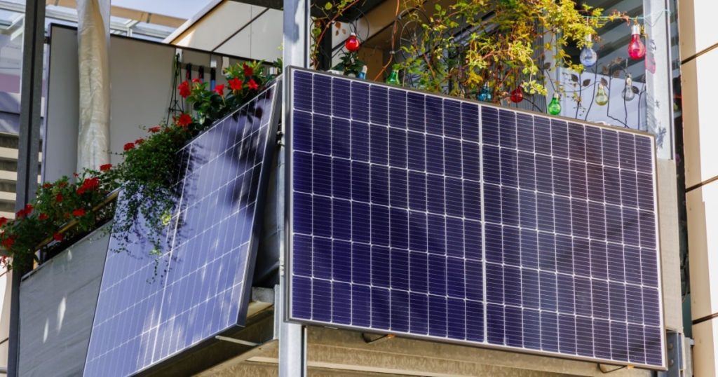 Des panneaux solaires installés sur les façades de balcon d'un appartement. 