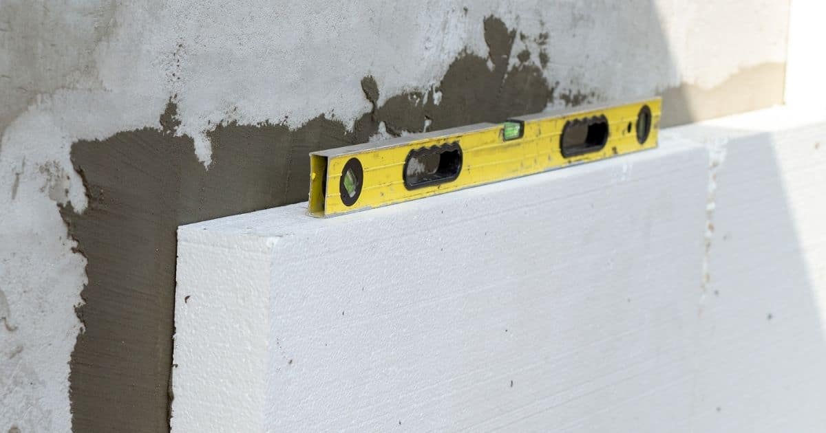 Niveau posé sur un bloc de polystyrène extrudé pour isolation