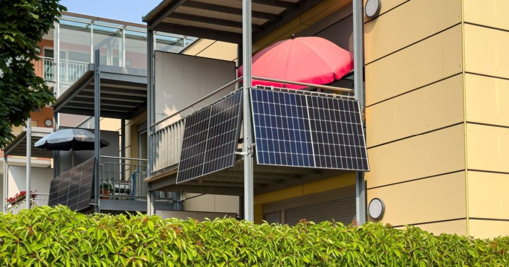 Des panneaux solaires installés sur le balcon d'un appartement. 
