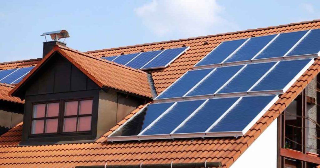 Panneaux photovoltaïque sur un toit.